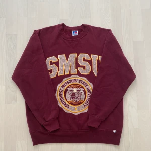 Vintage Russell Athletic Sweatshirt - Vintage Russell Athletic sweatshirt säljes i size XL          (fits S-M). University print och bra vintage condition. Pm vid intresse!