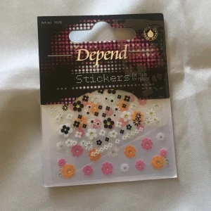 Nageldekorationer, depend - Söta små blommor som nageldekorationer. 25kr, fri frakt. Jag ansvarar inte för postens slarv. Önskas spårbar frakt tillkommer en kostnad.