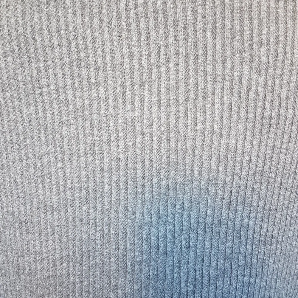 Denna enkla gråa långärmade tröja från brandy melville säljes då den inte används längre. Lite lång i ärmarna men går att antingen vika eller sy upp. Väldigt följsam i tyget. Passar S/M. . Tröjor & Koftor.