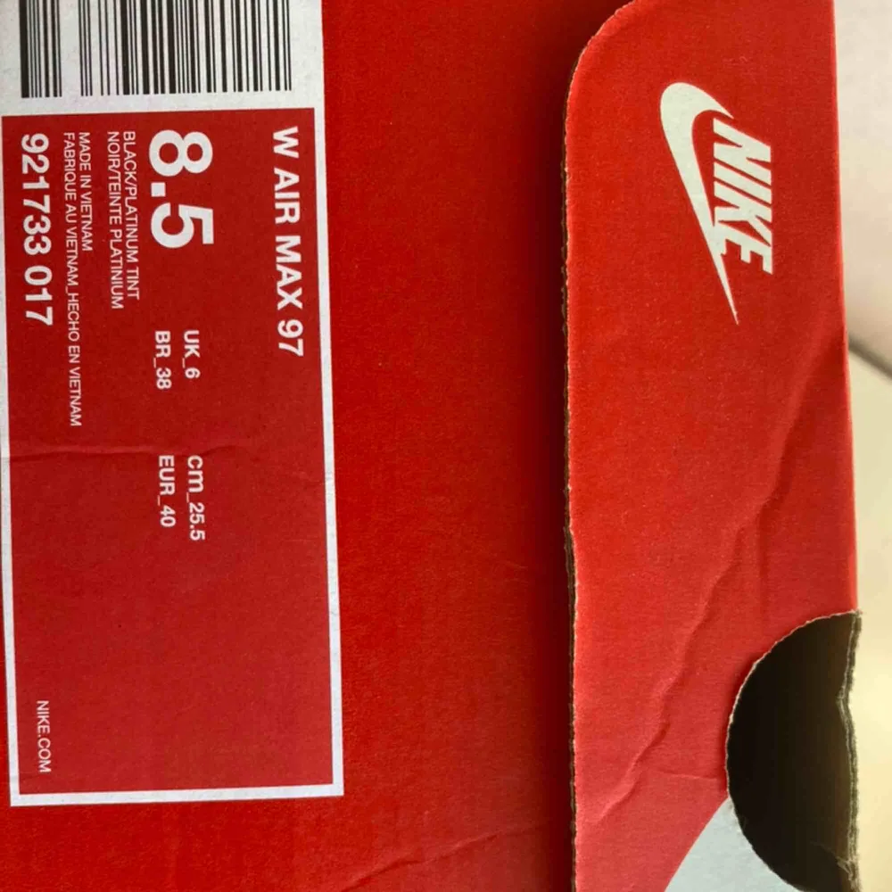 Säljer mina Nike air Max 97 i färgen black/platinum tint. Nypris är 1 949kr, köpte de i Nike butiken i mall of Scandinavia. Har tyvärr inte kvar kvittot, däremot bytte jag storlek dagen efter jag köpte de och det kvittot finns. Säljs i orginallåda. Köpare står för frakt . Skor.