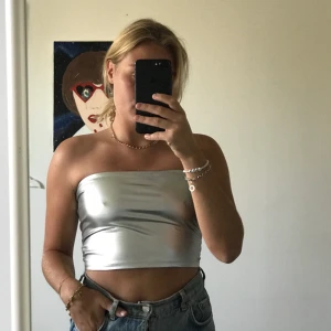 Silvrig topp från bikbok! Strl s - Snygg cool silvrig croptop från bikbok, strl s. Har ett litet hål (se andra bilden) på baksidan som knappt syns! Använd ca 4 gånger