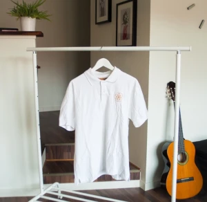  - Scene Broken polo tröja. Använd en gång, men för stor. Storlek M, men är lite på den större sidan. Broderat "seed of life" på vänster bröst.