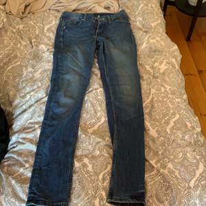 Ett par lågmidjade mörkblåa jeans från h&m. 