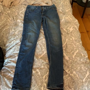 Mörkblå jeans  - Ett par lågmidjade mörkblåa jeans från h&m. 