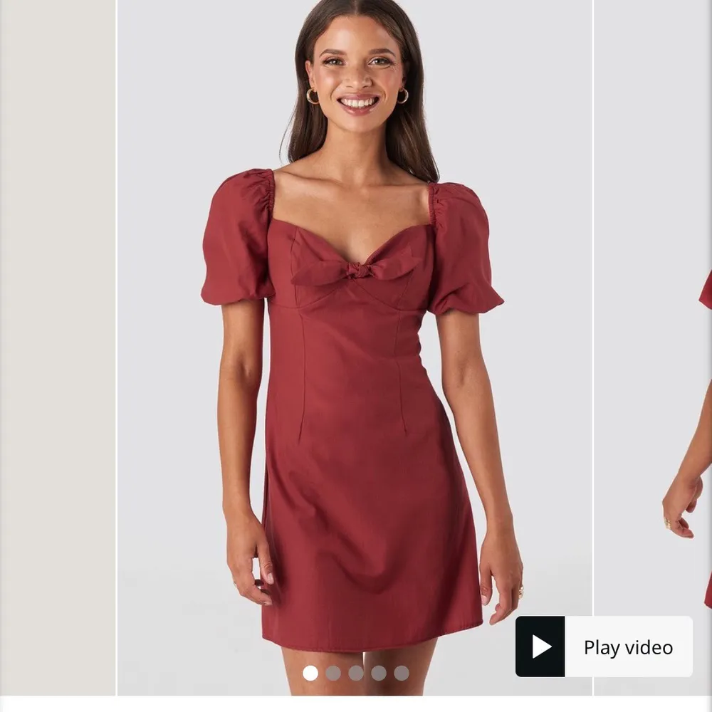 Säljer denna röda klänning med rosett ifrån nakd. Aldrig andvänd så den är i väldigt bra skick. Skulle säga mer som en 40 en 42:a. Klänningar.