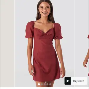 Säljer denna röda klänning med rosett ifrån nakd. Aldrig andvänd så den är i väldigt bra skick. Skulle säga mer som en 40 en 42:a