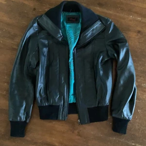 Äkta skinnjacka xs. Så snygg Red label  - Så snygg skinnjacka snyggt sliten men hel. Äkta skinn. Storlek XS. Skönt skinn. Märke Red label. Buda gärna. Frakt tillkommer med 105kr. 