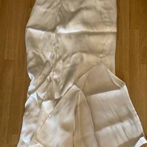 Silkeskjol - Jättefin helt ny silkeskjol från hm, den va för stor för mig och därför kommer den inte till användning. 🥰