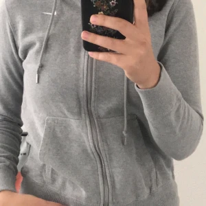 Nike kofta - Säljer denna Nike kofta i Storlek M. Jag har oftas M men jag är 173 och den sitter lite för kort för mig. Köpare står för frakt jag börjar budgivning vid 100 kr. Jag skulle säga att den passar bättre för någon med storlek S eller XS