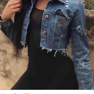 Jeansjacka  - Jeansjacka från H&M som jag sedan klippt själv. Strl 34 & den är använd endast 2 gånger. Hör av er vid frågor eller intresse! 