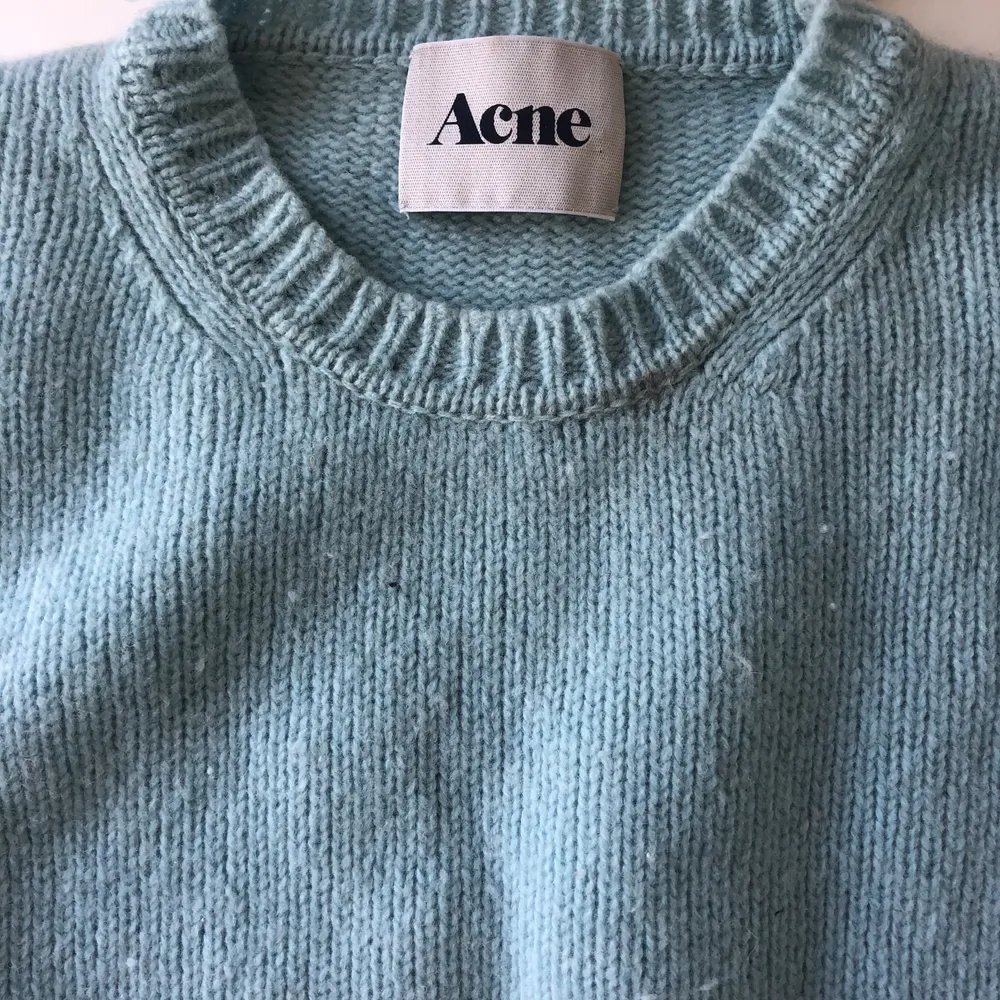 Stickad tröja från Acne i en pastel blå färg! Sista bilden visar mer hur färgen ser ut irl. Möts upp i Stockholm annars står köparen för frakt✨. Stickat.