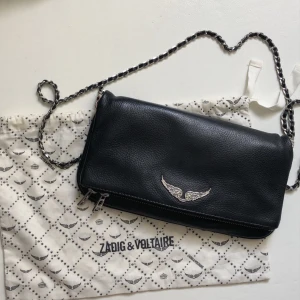 Zadig väska  - INTRESSEKOLL på min Zadig Voltaire väska!! Jag älskar den verkligen, men får inte lika mycket användning av den längre. Köpt i butik i Stockholm och har kvitto och påse kvar!! Den är i väldigt bra skick också 🥰🥰 Skriv vid intresse 