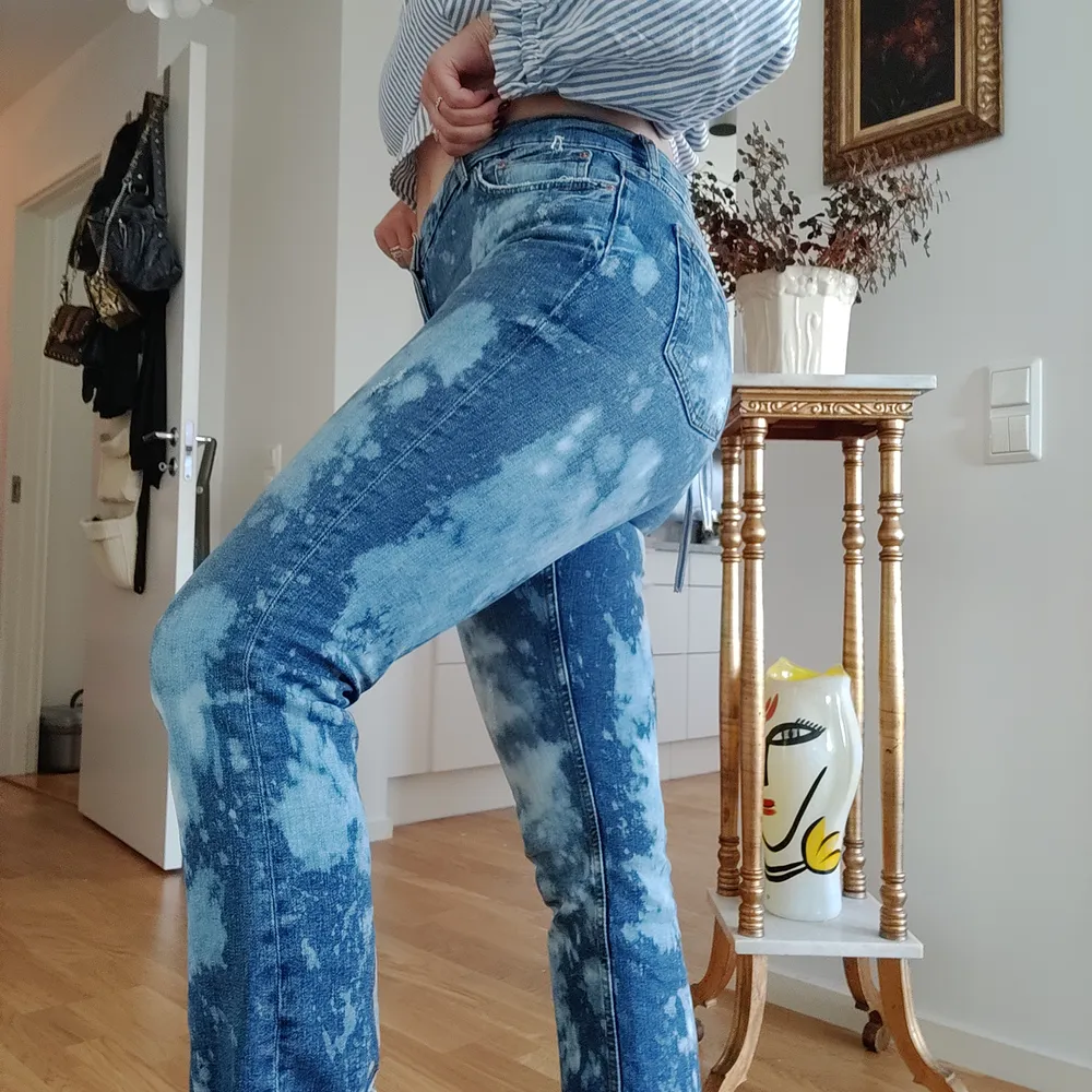 Jeans ifrån Zara som jag själv har blekt, as coola!! Tyvärr är dessa för stora för mig i midjan. Aldrig använda☺️ Ankle short modell, jag är 169. Skickar gärna, frakt tillkommer 🤗🤗. Jeans & Byxor.