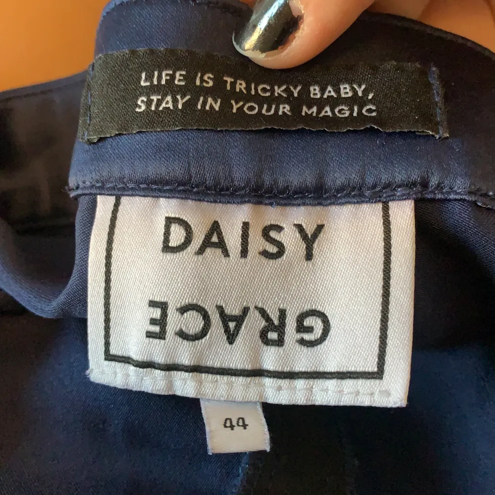 kostymbyxor från daisy grace. endast använda ett få tal gånger och är slutsålda på hemsidan. supersnygga! är storlek 44 men skulle passa 42 och 40 också🍅. Jeans & Byxor.