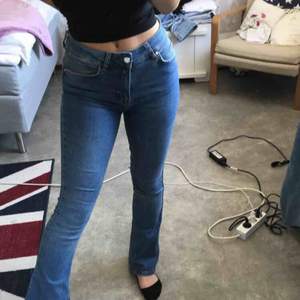 Bootcut jeans från Gina i superbra skick! Frakt tillkommer
