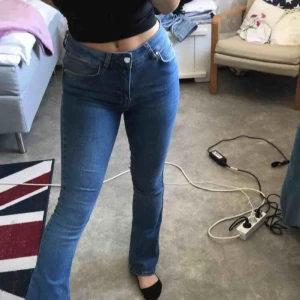  - Bootcut jeans från Gina i superbra skick! Frakt tillkommer