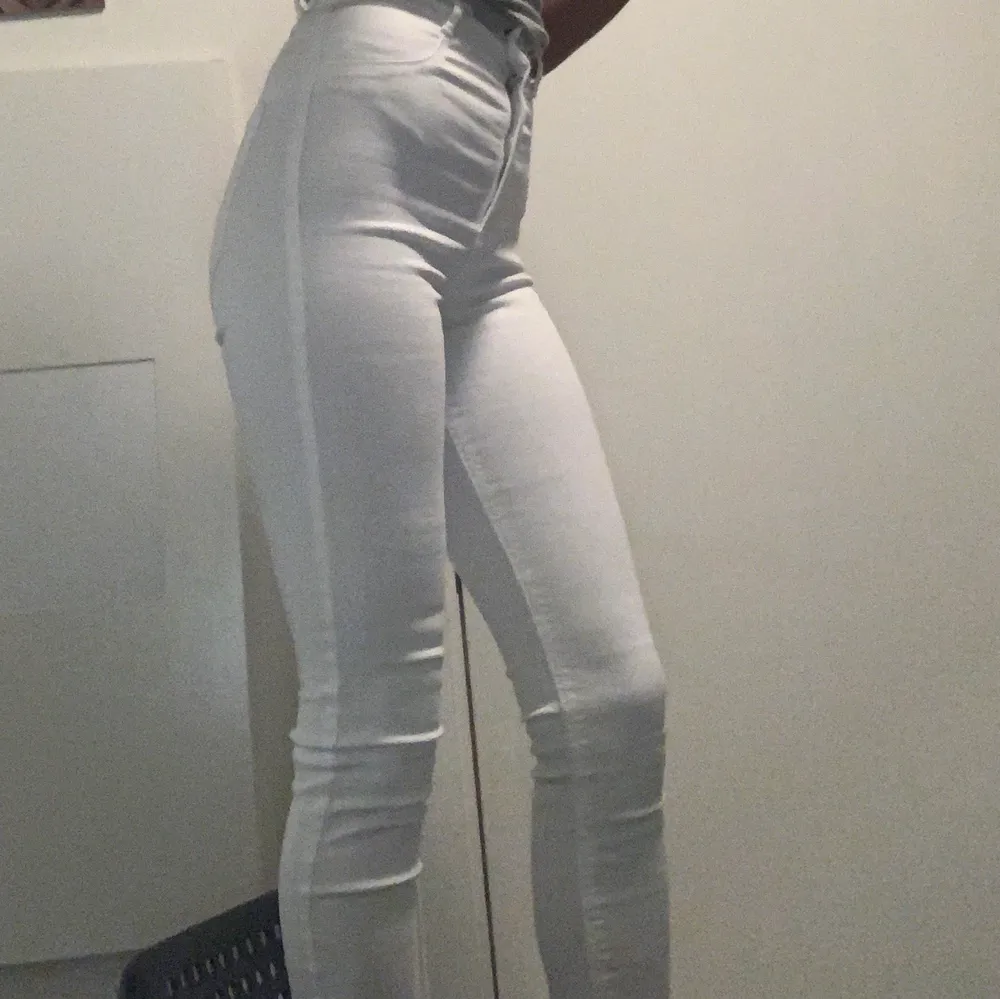 Jätte fina vita byxor från Zara, använt bara en gång. Säljer för att de är små i storlek. jag kan göra hål på dem på knäna så tar jag 50kr extra. . Jeans & Byxor.