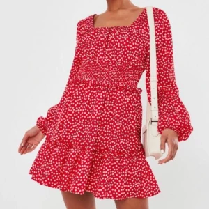 Supersöt klänning  - Såååå himla vacker klänning från Missguided.  Storlek 38 men skulle nog kunna passa en stor S också. Resår i midjan. Helt ny, aldrig använd därav lappen sitter kvar. 🥺         210 kr eller bud 🥰 + frakt