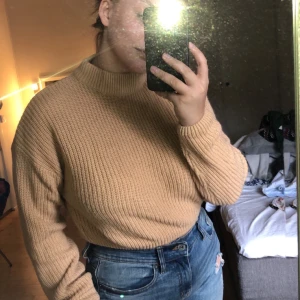 Tjocktröja  - Denna Beiga tjocktröjan kommer inte till användning längre då jag inte tycker det är min stil