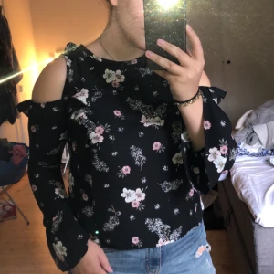 Blus - Säljer denna blus då mina bröst inte riktigt får plats i den längre