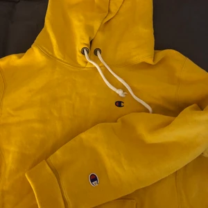 Champion hoodie  - Gul hoodie från Champion. Storlek M, passar även S. Fint skick. Frakt tillkommer. Skicka meddelande för mer bilder