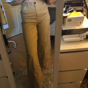 Vida biega byxor  - Byxor från Gina tricot. Väldigt snygga utsvängda biega byxor. Storlek 36. Aldrig använda. Frakt tillkommer. Skicka meddelande för mer bilder