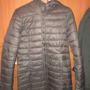 Höstjacka - tunn men värmande jacka med luva