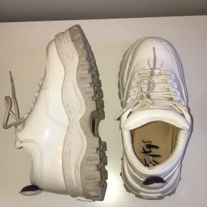 Eytys  - Jättesnygga eytys skor som jag har använt 3 gånger 💕 storlek 38 ) original pris är 2 800! 