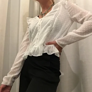 Blus/topp från Zara - Säljer denna otroligt snygga och söta långärmade vita toppen/blusen då den tyvärr inte kommer till användning längre💗 Högsta bud om fler är intresserade💖 Frakt tillkommer eller så kan jag mötas upp i Stockholm💘