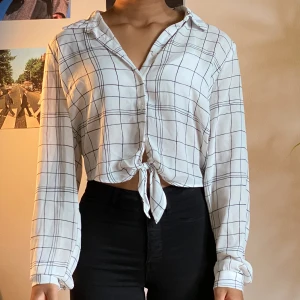 SÖT SKJORTA  - Väldigt söt och skön skjorta. Luftigt material. Köpare står för frakt💕