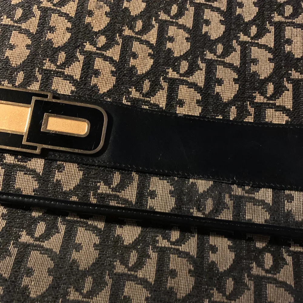 En jättefin vintage väska från DIOR. Går att bära både crossbody och i handtaget.. Väskor.