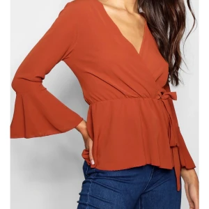 Söt blus från boohoo  - Den är helt ny aldrig använd då den blev för liten ordinarie pris var 252 kr kunden står för frakten som kostar 63 kr 