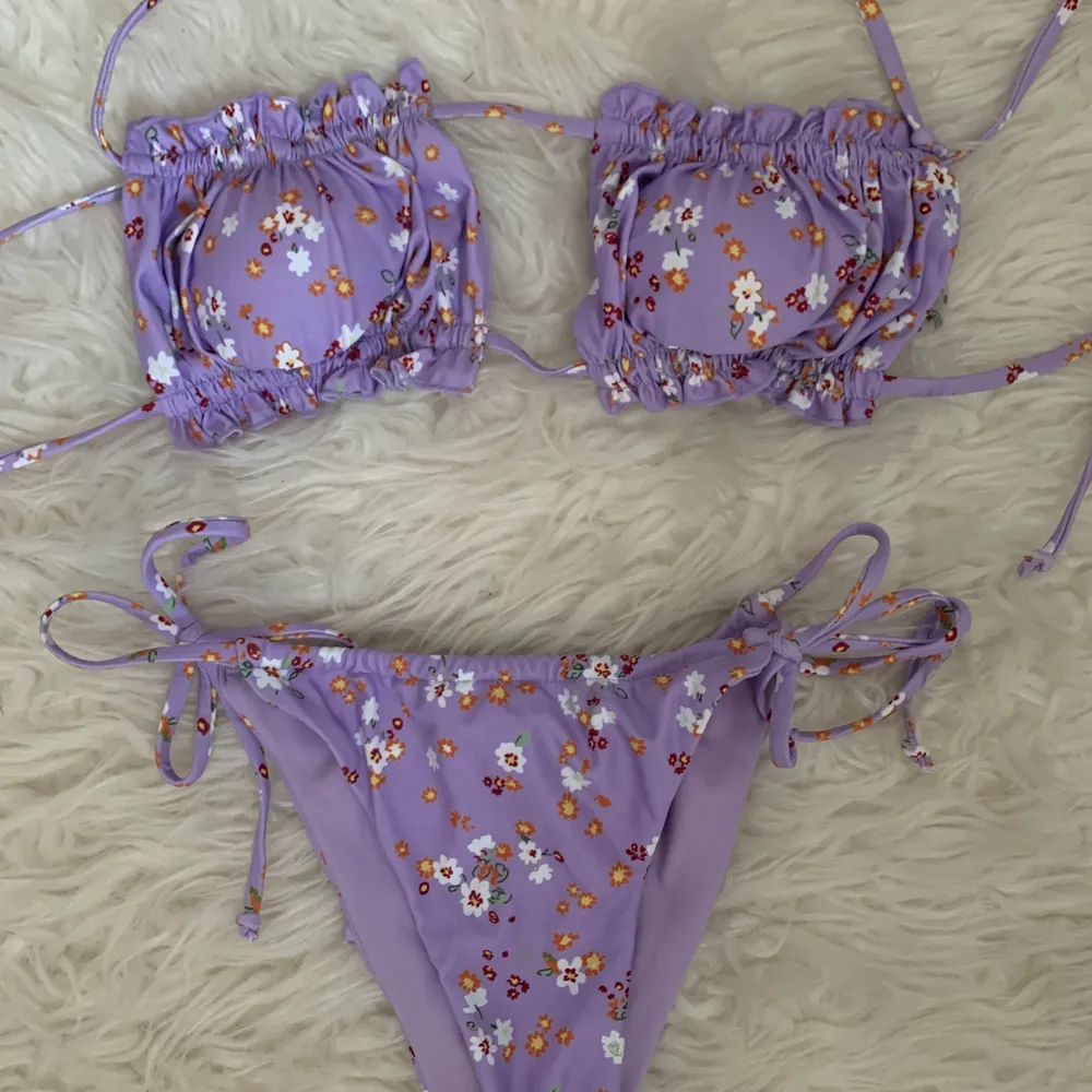 Blommig bikini från Zaful med knytning där bak. Står M som storlek men är mer än storlek S skulle jag säga. Aldrig använd, säljes pga gillade inte hur den satt på mig. Frakt ingår i priset💜💜. Övrigt.