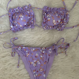 Blommig bikink - Blommig bikini från Zaful med knytning där bak. Står M som storlek men är mer än storlek S skulle jag säga. Aldrig använd, säljes pga gillade inte hur den satt på mig. Frakt ingår i priset💜💜
