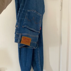 Levis jeans  - Jätte fina! Modellen är Mile High och storlek 28. Köparen står för frakten! 