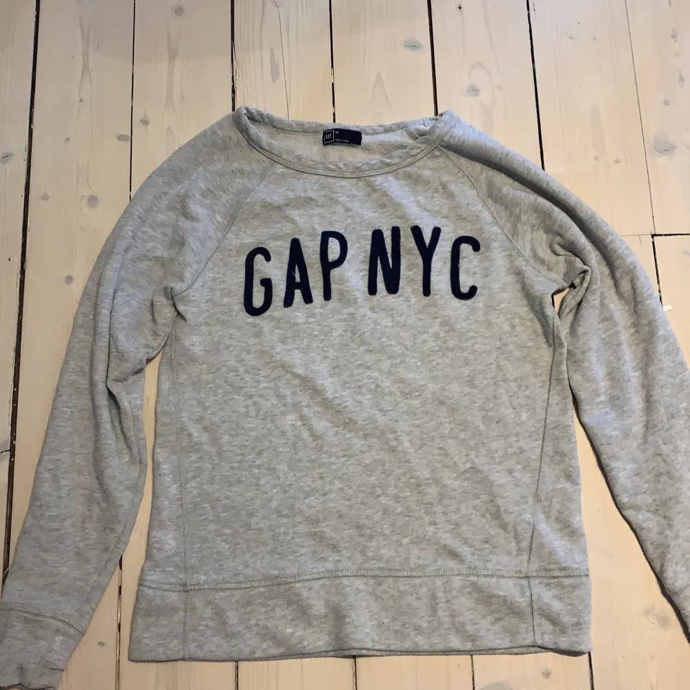 säljer sweatshirt ifrån gap pga de inte är min stil längre. Jag hoppas någon annan får mer användning för den😁. Hoodies.