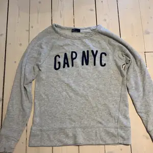 säljer sweatshirt ifrån gap pga de inte är min stil längre. Jag hoppas någon annan får mer användning för den😁