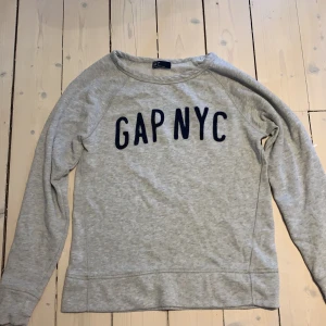 Sweatshirt ifrån GAP - säljer sweatshirt ifrån gap pga de inte är min stil längre. Jag hoppas någon annan får mer användning för den😁