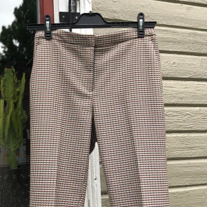 Snygga byxor med mönster och raka ben - En favorit som blivit för små för mig 🥺 storlek 36! Väldigt snygga och passar till nästan allt. Väldigt coola enligt mig 😎 100 + frakt. Swish betalning!