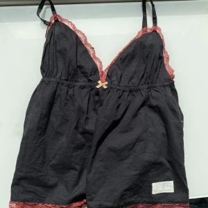 Odd molly blus - Intressekoll på denna silkeslena odmolly blus i storlek S! Buda på🥰🌷                 Högsta pris just nu: 100kr