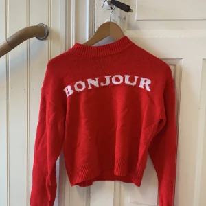 Bonjour tröja - Säljer min tröja pga flytt. Tröjan är bra skick  och köptes i usa för några år sedan😊💫