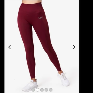 ICANIWILL tights - Säljer mina träningstights från ICANIWILL. Strl. XS. Använda fåtal gånger. Har en reva i bak, från mesh:en (som har blivit när jag dragit upp byxorna) men det syns knappt när man använder dem. ICIW märket är helt och fint. Nypris 699kr.