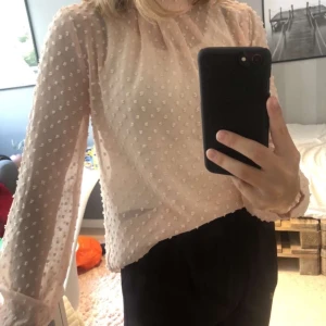 Ljusrosa blus - Ljusrosa genomskinlig blus i storlek s men är väldigt liten så den passar mig som har 140 i storlek. Köpt från en butik i Båstad och är nästan i nyskick 