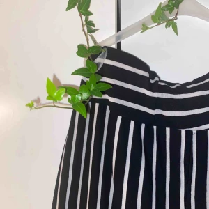  - Dessa fina byxor köpte jag utomlands, dem har inte riktigt en storlek men skulle gissat på M. 