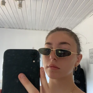 Solglasögon  - Små solglasögon med guld + frakt 