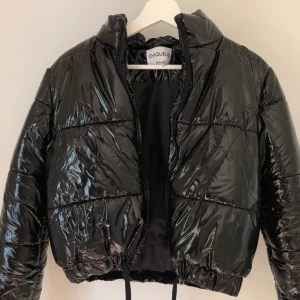 Chiquelle lack jacka  - Lack jacka i kort modell knappt använd & i jätte fint skick. Säljer för den inte kommer till användning. Köpt för 799:- på chiquelles hemsida. Jag säljer för halva priset, alltså 400kr + frakt! Pris kan diskuteras💕
