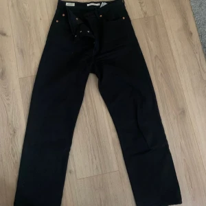 Raka jeans - Är 170 och den når över skorna 