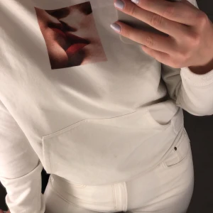 Hoodie🤍❤️❤️ - En såå fin vit hoodie med ett tryck från carlings strl M men skulle säga att det är mer som en S. Använd 1/2 gånger så fint skick. Nypris 350kr mitt pris 150kr. Frakt tillkommer i priset☺️