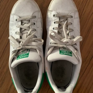 Adidas stan Smith storlek 36 - Adidas skor i modellen stan Smith, välanvända men går att torka av smutsen :) hämtas i Malmö eller skickas mot frakt (63kr postnord) 