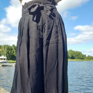 Svarta byxor - Svarta byxor i bra skick. ✨ Byxorna har två fickor och ett bälte som går att ta loss. Finns en liten repa längst ned på vänstra byxbenet (som jag har lagat). Nypris: 500 kr.